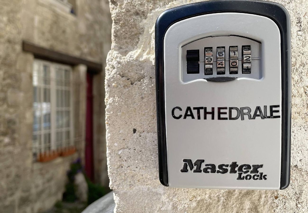 Apartment in Senlis - 07-Cathédrale