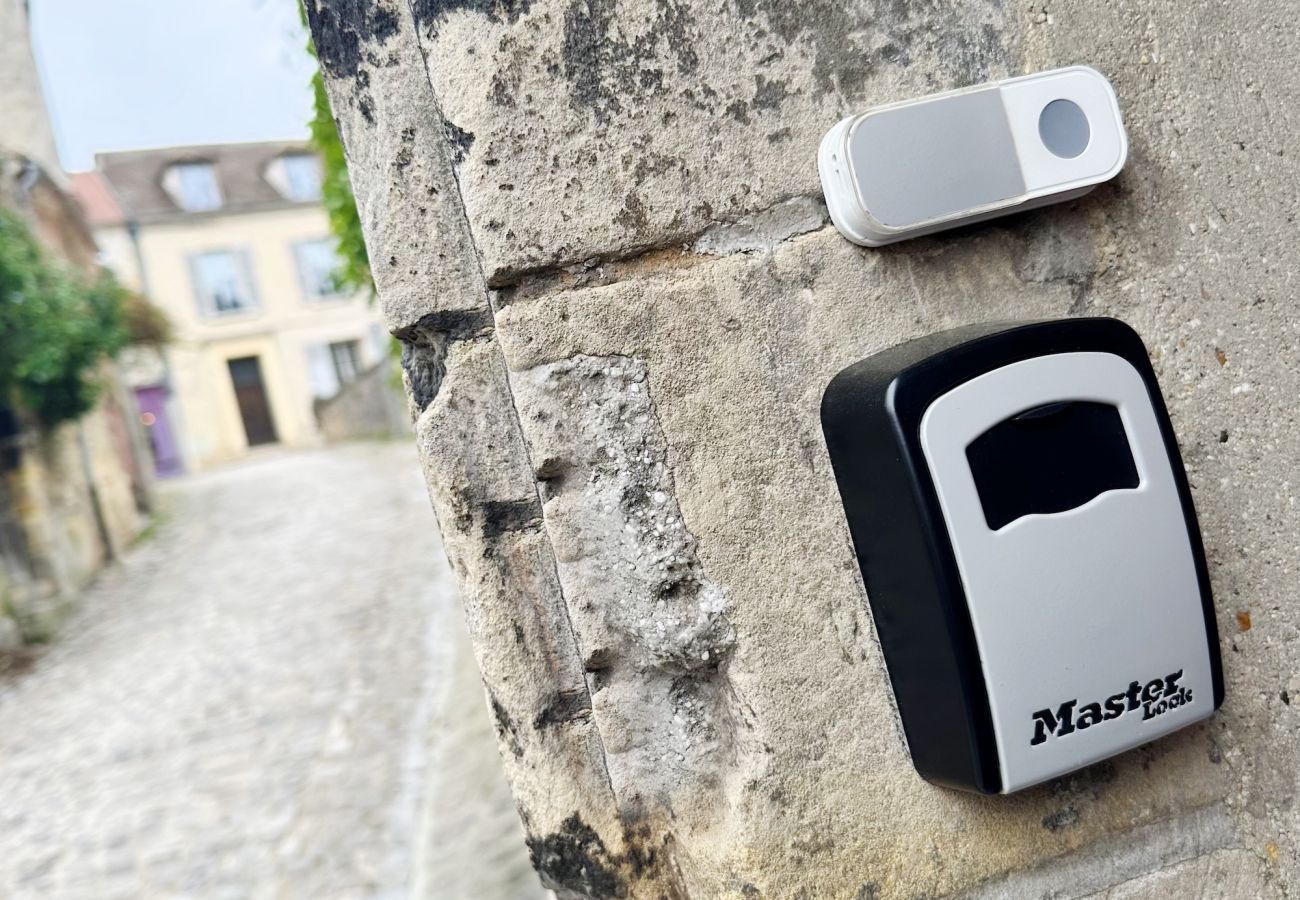 Apartment in Senlis - La Belle Échappée – Historic Senlis Apartment with Bike Storage