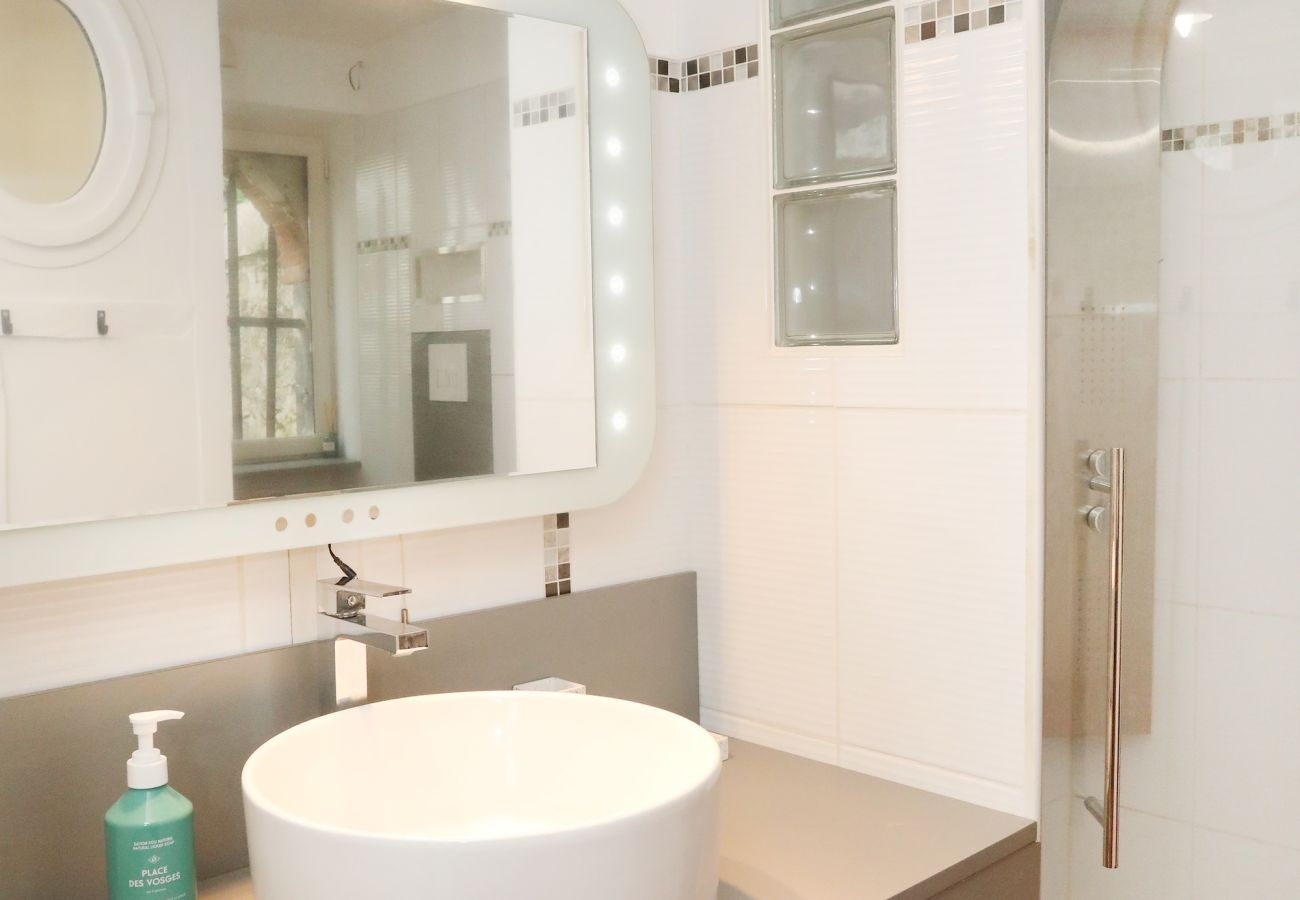 Apartment in Senlis - La Belle Échappée – Historic Senlis Apartment with Bike Storage