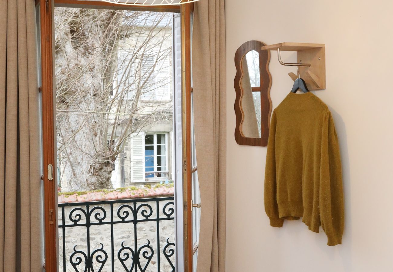 Apartment in Senlis - La Belle Échappée – Historic Senlis Apartment with Bike Storage