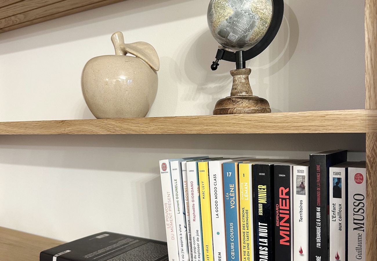 Apartment in Senlis - La Belle Échappée – Historic Senlis Apartment with Bike Storage