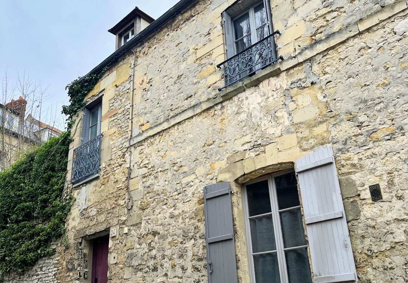 Apartment in Senlis - La Belle Échappée – Historic Senlis Apartment with Bike Storage