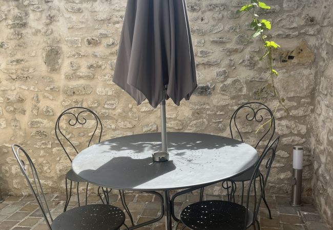 Maison à Senlis - Maison de ville au calme avec 2 chambres et patio 